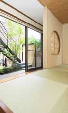 窓を開けると桂の木が現(xiàn)れる。