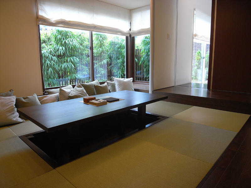 充足的光線透過寬大的窗戶照射進來